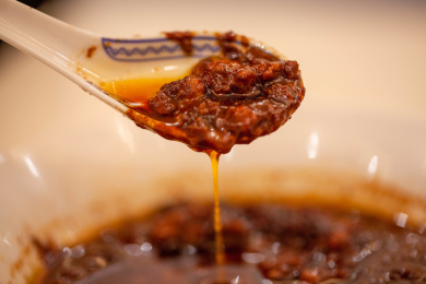 中国传统美食一勺肉酱特写