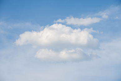 蓝天上的大朵白色云朵特写