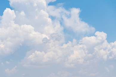 蓝天上的大朵白色云朵特写