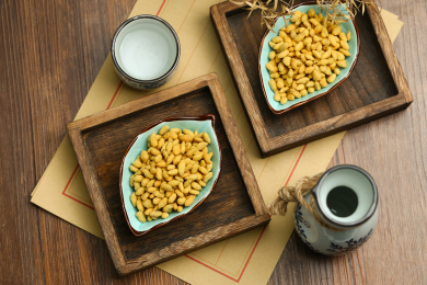 蟹黄瓜子仁放在小碟子里俯拍