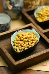 蟹黄瓜子仁放在小碟子里