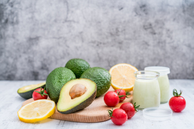 牛油果酸奶和放在砧板上的各类健康水果