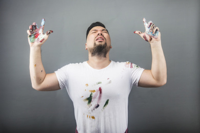 一位画家在构思画画的灵感