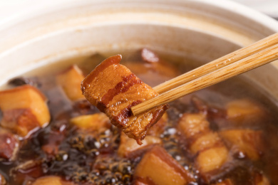 正在砂锅中炖煮香气四溢的红烧肉