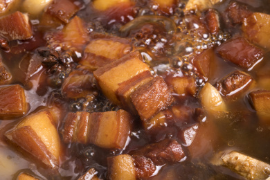 正在砂锅中炖煮香气四溢的红烧肉