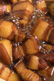 正在砂锅中炖煮香气四溢的红烧肉