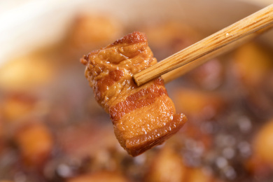 正在砂锅中炖煮香气四溢的红烧肉