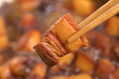 正在砂锅中炖煮香气四溢的红烧肉