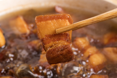 正在砂锅中炖煮香气四溢的红烧肉