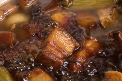 正在砂锅中炖煮香气四溢的红烧肉