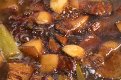 正在砂锅中炖煮香气四溢的红烧肉