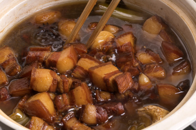 正在砂锅中炖煮香气四溢的红烧肉