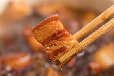 正在砂锅中炖煮香气四溢的红烧肉