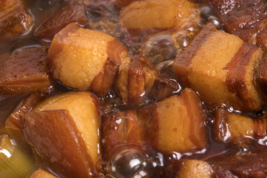 正在砂锅中炖煮香气四溢的红烧肉