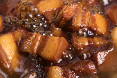 正在砂锅中炖煮香气四溢的红烧肉