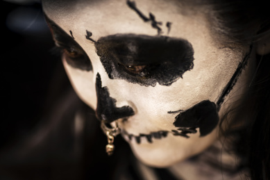 万圣节化妆舞会上玩手机自拍的女孩