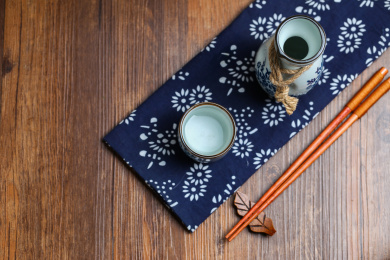 日本清酒酒具放在蓝花布上俯拍