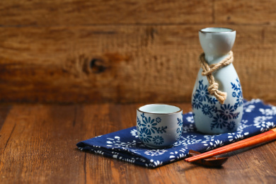 日本清酒白酒酒壶酒杯酒具放在蓝花布上
