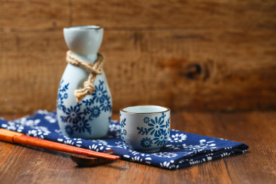 日本清酒白酒酒壶酒杯酒具放在蓝花布上
