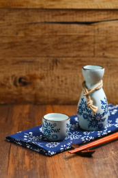 日本清酒白酒酒壶酒杯酒具放在蓝花布上