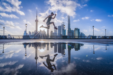 中国上海外滩和陆家嘴晨跑的人