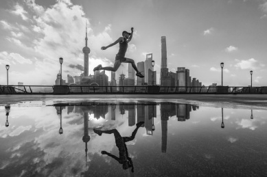 中国上海外滩和陆家嘴晨跑的人