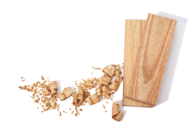 橡木木块和木屑平放在白色的背景上