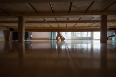 实木床底和地板之间的赤脚