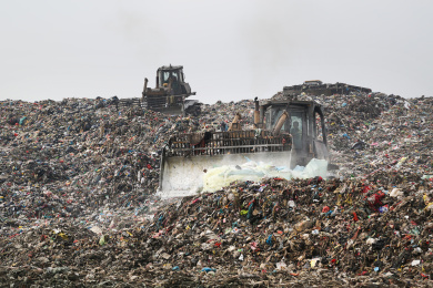 上海老港垃圾填埋场正在对垃圾分类的生活干垃圾进行填埋作业
