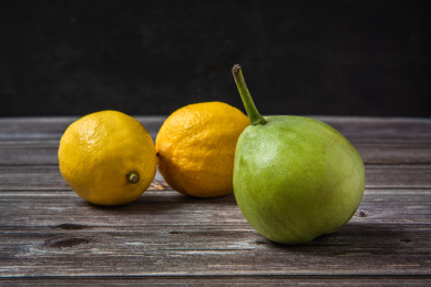 木质桌面上新鲜美味黄色柠檬果和新鲜的旱梨