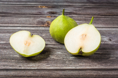 木板桌面上新鲜美味的梨子