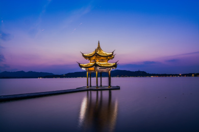 中国浙江省杭州市西湖集贤亭夜景