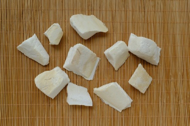 竹席上面的传统中药，乌贼骨