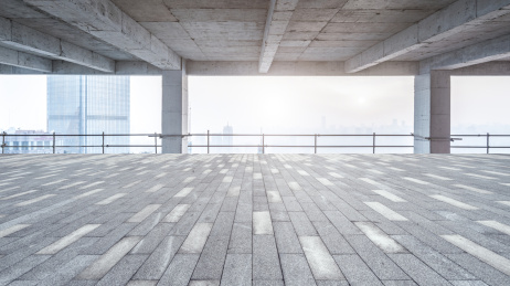 有隧道和板石路面的城市风光