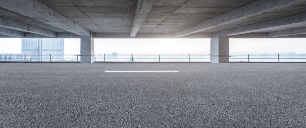 有隧道和柏油路面的城市风光