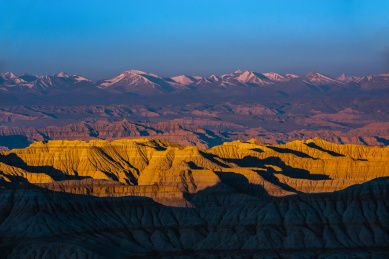 中国边境巍峨的卡美特山风光