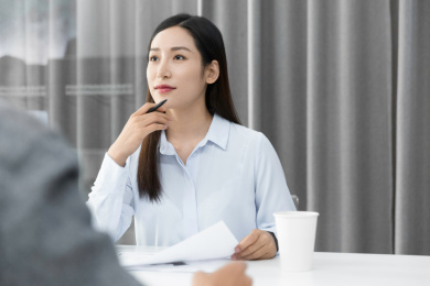 一名女职员在会议上认真听讲