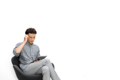 一位使用平板电脑的商务男士正在思考