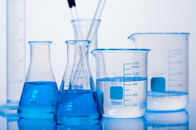 实验室中陈列的各种不同玻璃仪器