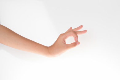 简洁的白色背景上一只手做ok手势