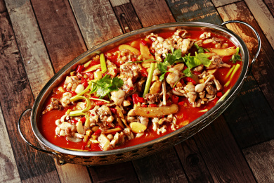 装在铁制盘子里面的泡椒牛蛙