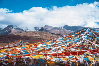 中国念青唐古拉山山口，壮观的经幡