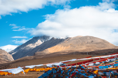 中国念青唐古拉山山口，壮观的经幡