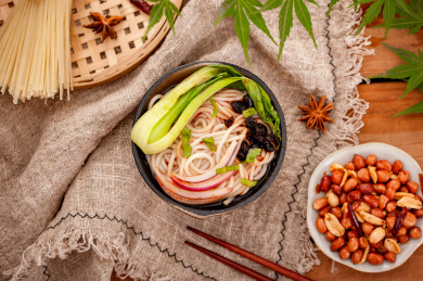 桌子上的一碗美味的米粉，中国传统地方美食