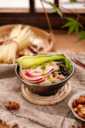 桌子上的一碗美味的米粉，中国传统地方美食