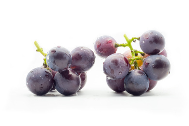 白色背景上的两小串葡萄