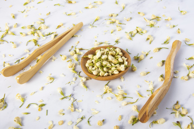大理石桌面上的盘子上的茉莉花茶和干茉莉花