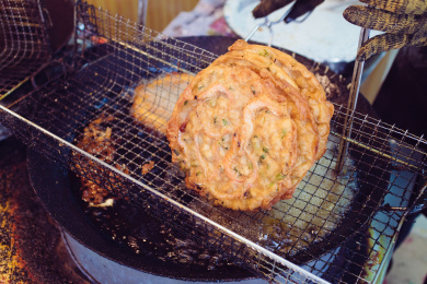 中国广西北海老街特色小吃虾饼