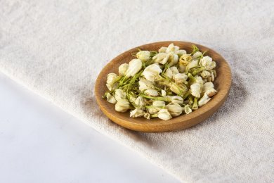 大理石桌面上的盘子上的茉莉花茶和干茉莉花