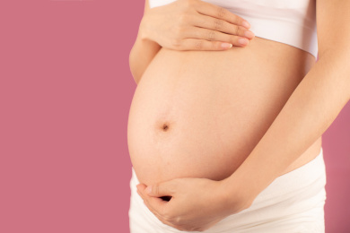 亚洲中国孕妇在单色背景前的特写